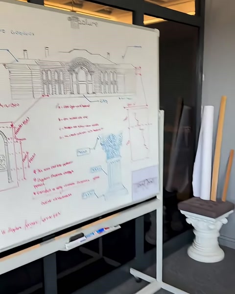 Un disegno della facciata con archi e colonne è contrassegnato con note