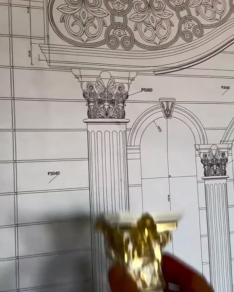 Un capitello e una decorazione circolare del soffitto sono mostrati da vicino