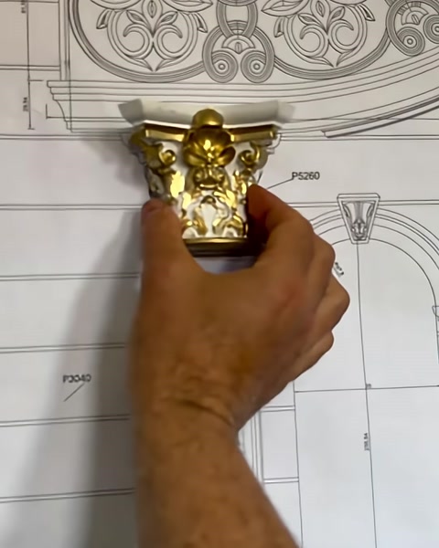 Il campione del capitello color oro è allineato con la colonna nel disegno