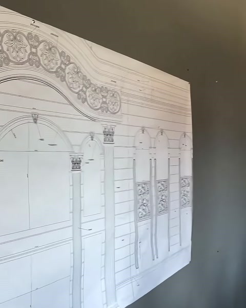 Archi, colonne e decorazioni sono visibili insieme sulla tavola completa della facciata