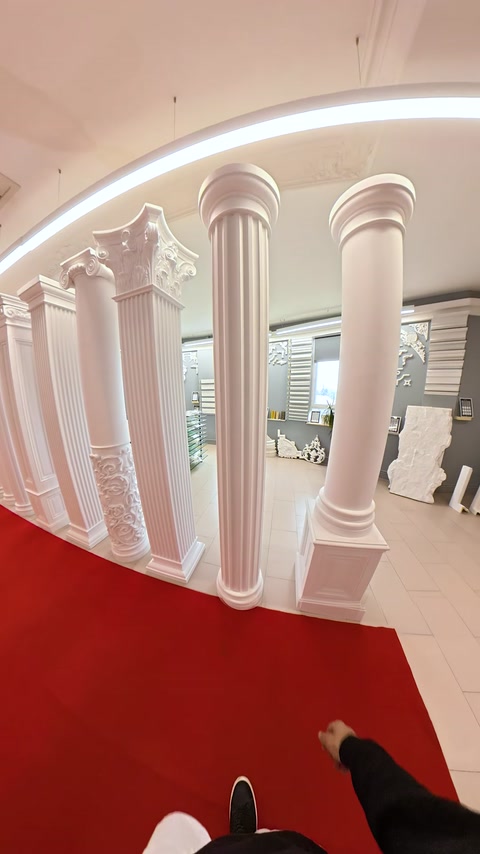 Fila di colonne scanalate decorative lungo il pavimento dello showroom