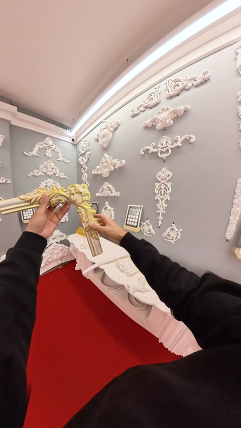 Esposizione a parete di pannelli in rilievo e applique in poliuretano