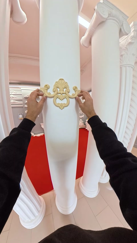 Applicazione di un'applique decorativa dorata sul fusto di una colonna