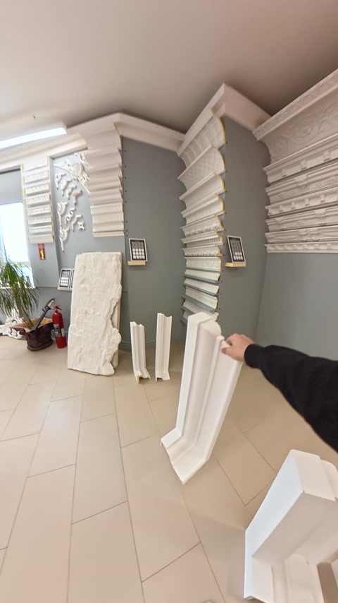 Pannello decorativo a parete accanto alle colonne scanalate dello showroom