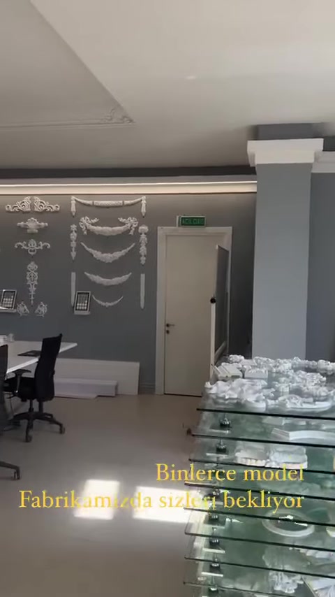 Showroom duvarlarında motifler, profiller ve paketli ürünler birlikte görülüyor