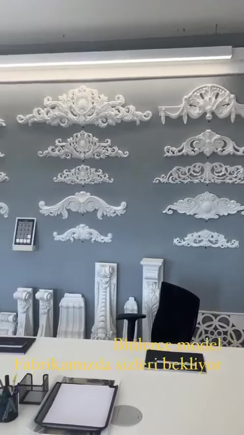 Frontoni orizzontali e motivi decorativi curvi sono presenti in un'esposizione angolare