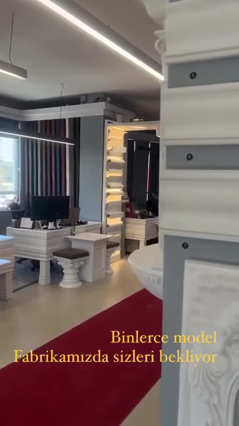Colonne, gambe per tavoli e campioni di profili sono esposti all'interno dello showroom