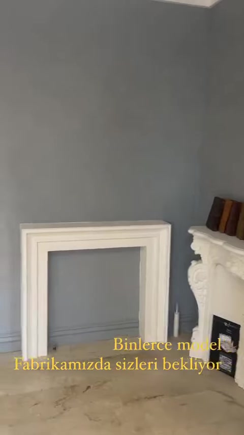 Una modanatura per cornice e una decorazione angolare intagliata sono presentate una accanto all'altra