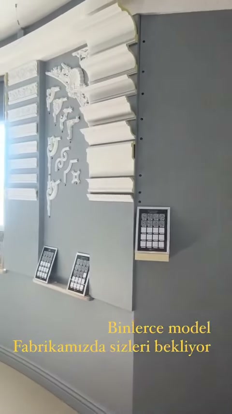 Showroom köşesinde pencere çevresi profilleri ve duvar motifleri görülüyor