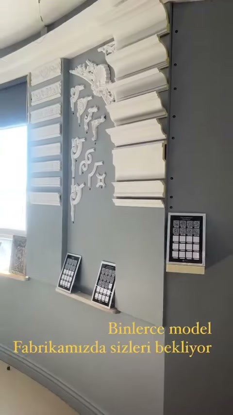 Pencere yanındaki gri panoda farklı profil kesitleri sergileniyor