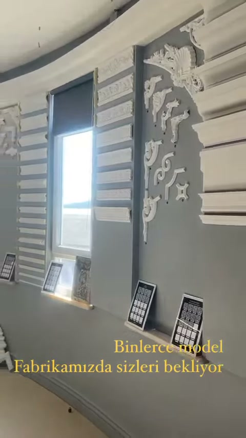 Pencere çevresindeki beyaz profiller duvar üzerinde örnekleniyor