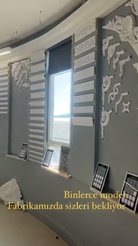 Dikey teşhir alanında katmanlı profiller ve köşe motifleri gösteriliyor