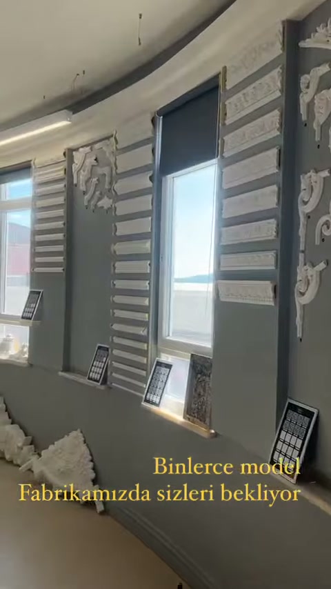 Showroom penceresinin yanında çeşitli bordürler ve aplik motifleri sergileniyor
