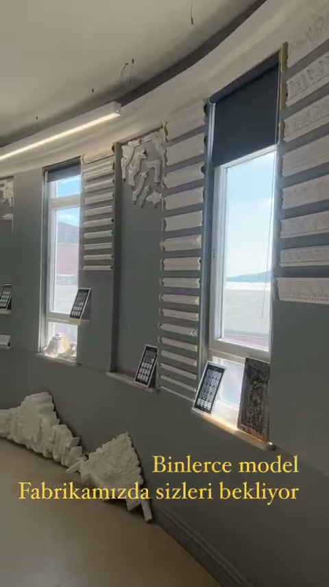 Duvara yerleştirilmiş uzun profiller pencere yanında yakından görülüyor