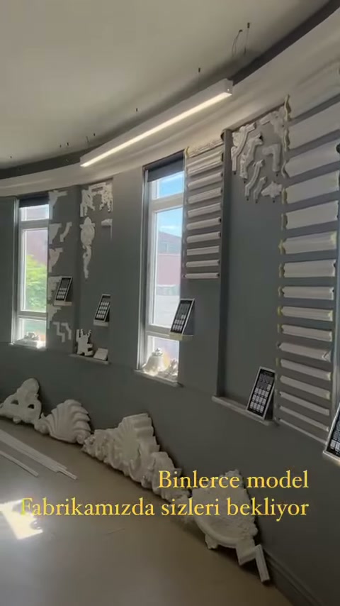 Pencere altındaki numunelerle duvar profilleri aynı bölümde sergileniyor