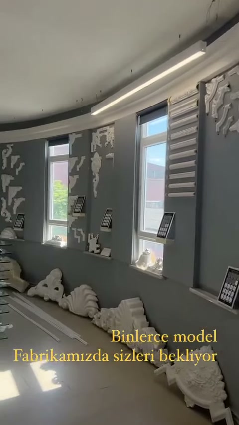 Showroom köşesinde profiller, süs parçaları ve zemin numuneleri bulunuyor