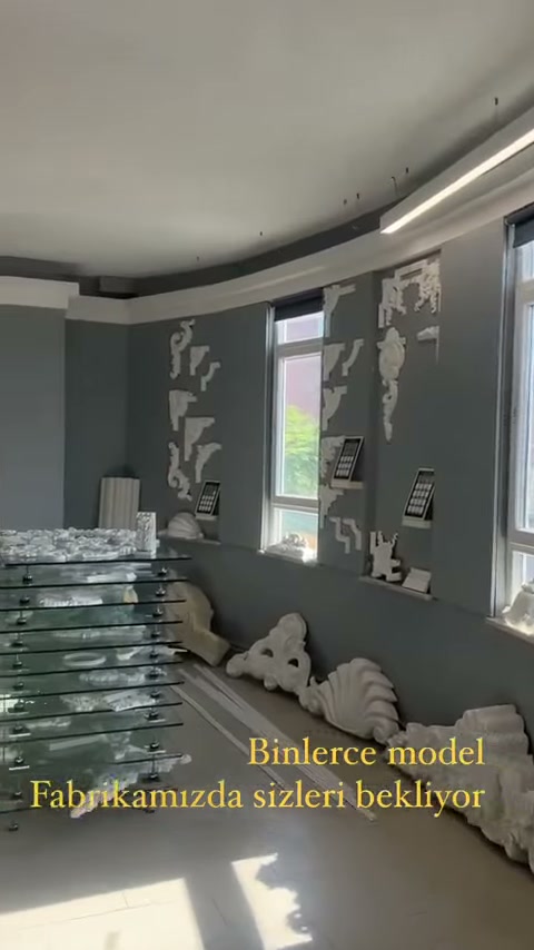 Paketli profiller ve zemindeki büyük motifler showroomda yan yana duruyor