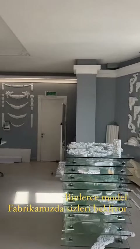 Tavan profilleriyle çevrili alanda paketli dekorasyon ürünleri görülüyor