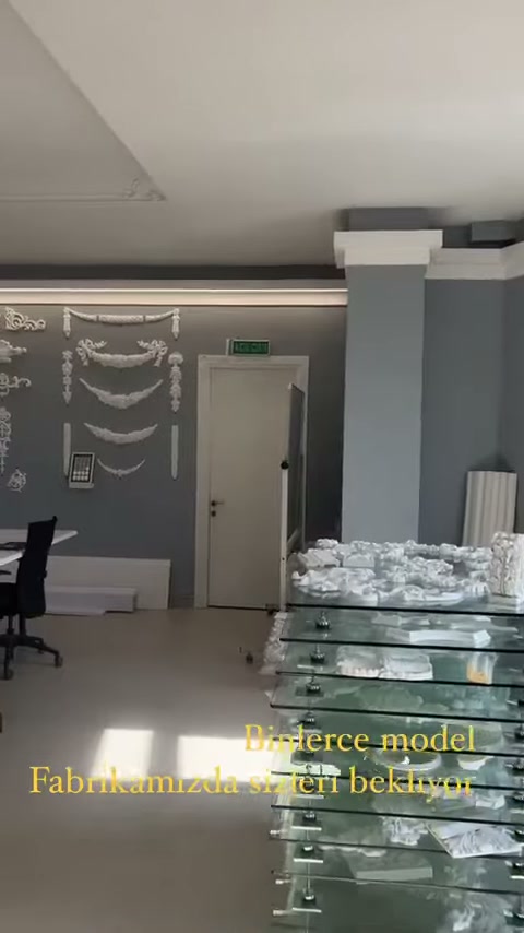 Ofis bölümünde duvar motifleri ve ambalajlı profiller birlikte gösteriliyor