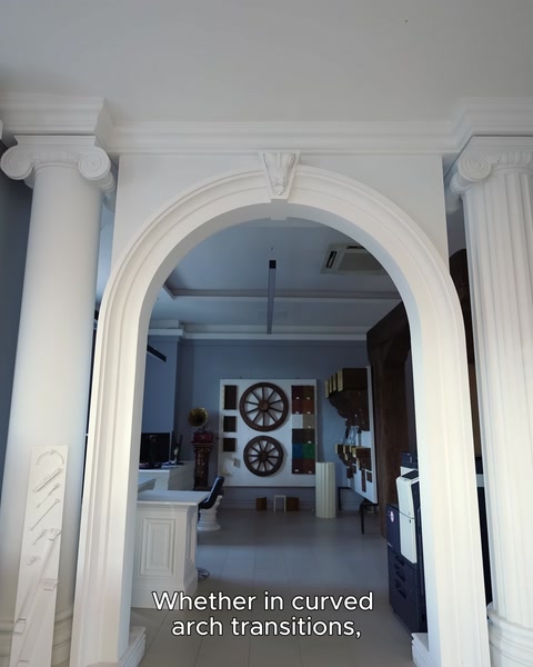 Applicazione di arco decorativo interno, colonna e banda di gronda.