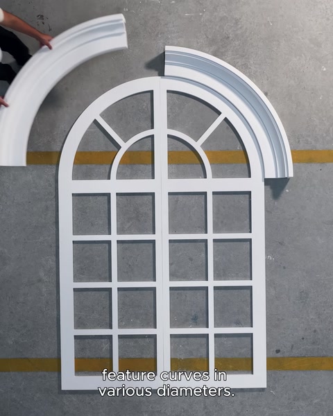 Cornicione curvo di diametro variabile esposto sopra una finestra ad arco.