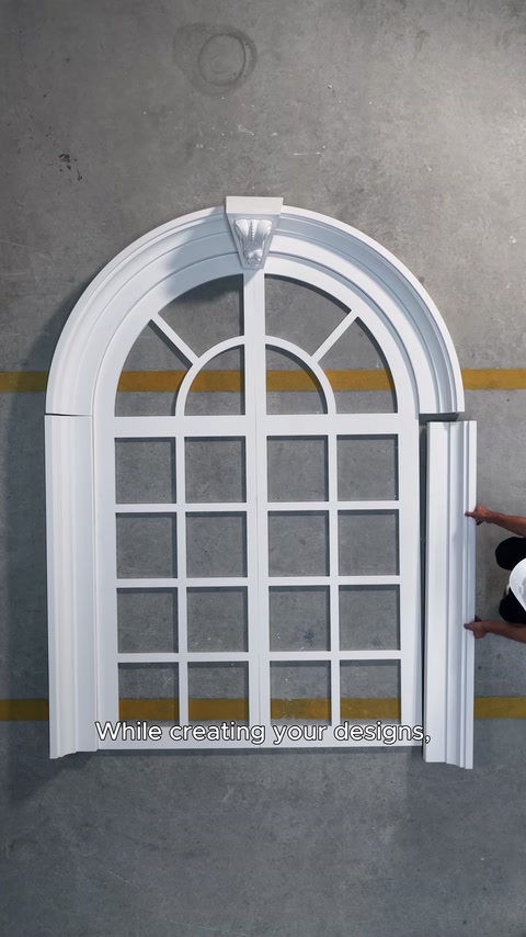 Elementi curvi della cornice allineati attorno alla sagoma di una finestra ad arco