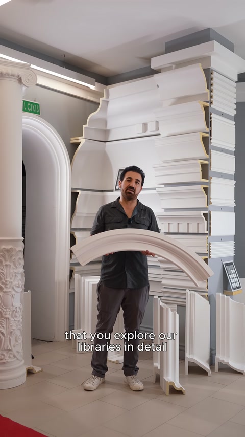 Il presentatore espone un profilo per cornice curva già pronto nell'area prodotti