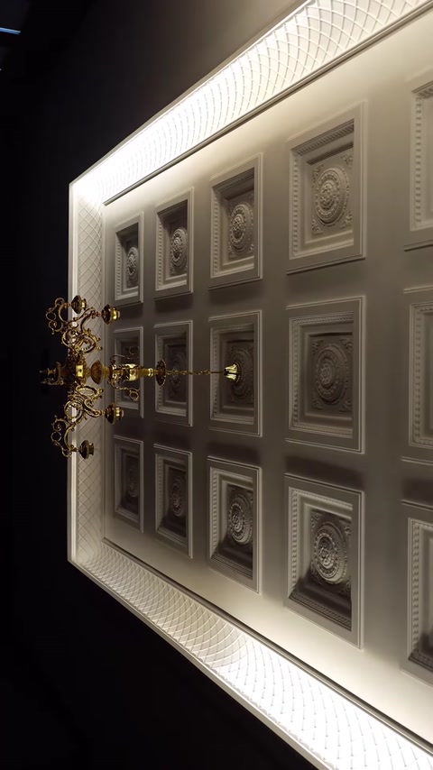 Soffitto illuminato decorato con una cupola a motivi e cornici decorative