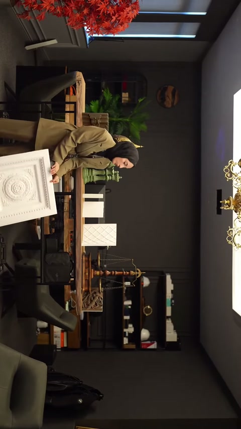 Il video mostra l'applicazione di un pannello di cupola in poliuretano e il rivestimento decorativo del soffitto completato.