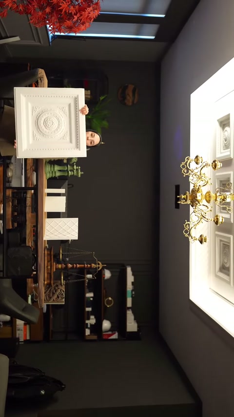Un elemento cupola decorativo viene presentato sotto l'applicazione completata nel soffitto.
