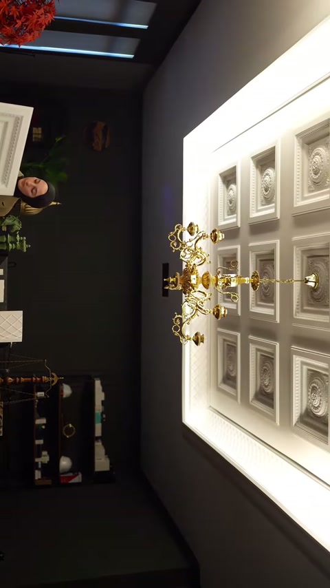 Nel soffitto completato si vedono moduli cupola quadrati disposti in file regolari.