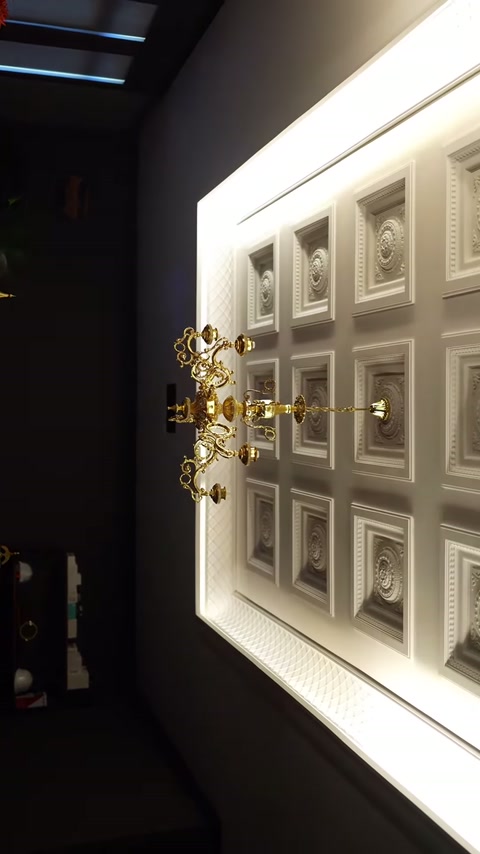 I pannelli cupola allineati entro la cornice di illuminazione sono applicati al soffitto.