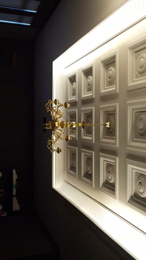Sulla superficie del soffitto si trovano moduli quadrati con diversi motivi al centro.
