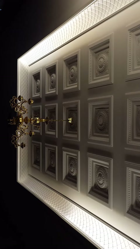 I pannelli soffitto posizionati simmetricamente vengono esposti con diversi motivi in rilievo.