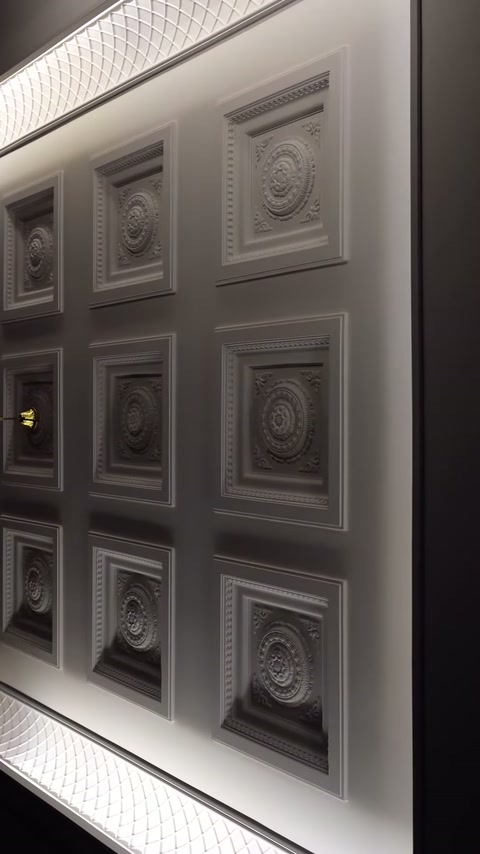 Da vicino si vede la disposizione completata del soffitto con cupole con motivo rosone.