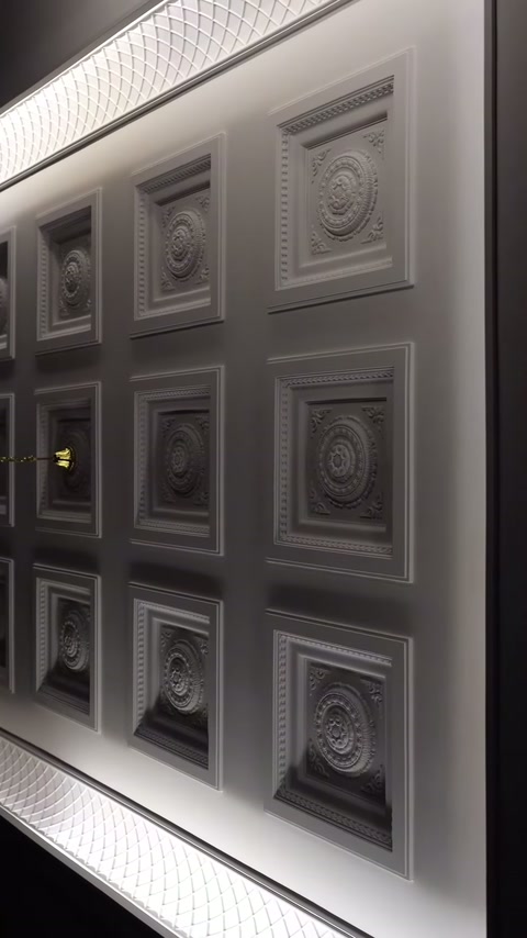 Gli elementi soffitto quadrati incorniciati vengono applicati con centri in rilievo alternati.