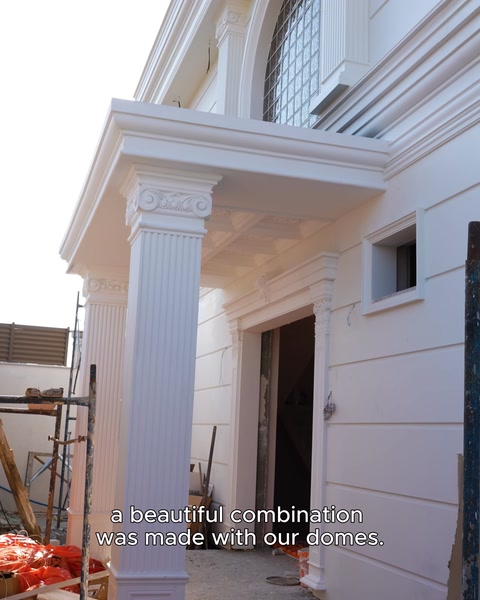 Combination of columns and surrounds in the arched entrance section