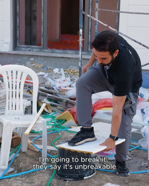 The flexible moulding profile is stepped on for a durability test