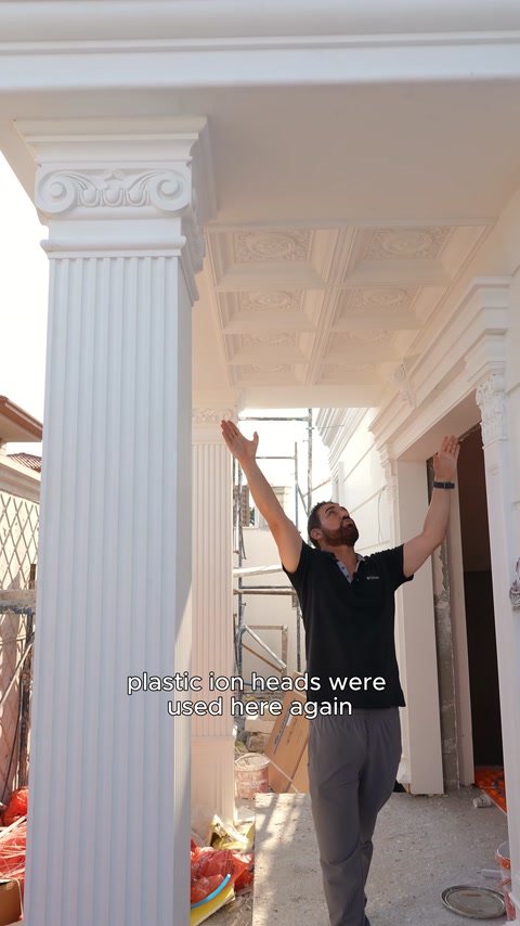 Corridoio d'ingresso formato da colonne e ornamenti quadrati al soffitto