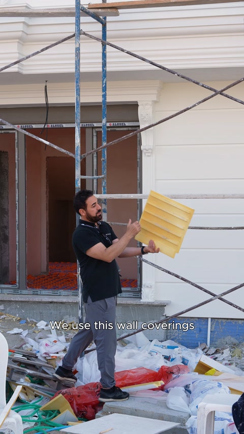 Pezzo di rivestimento murale in poliuretano giallo utilizzato nell'applicazione