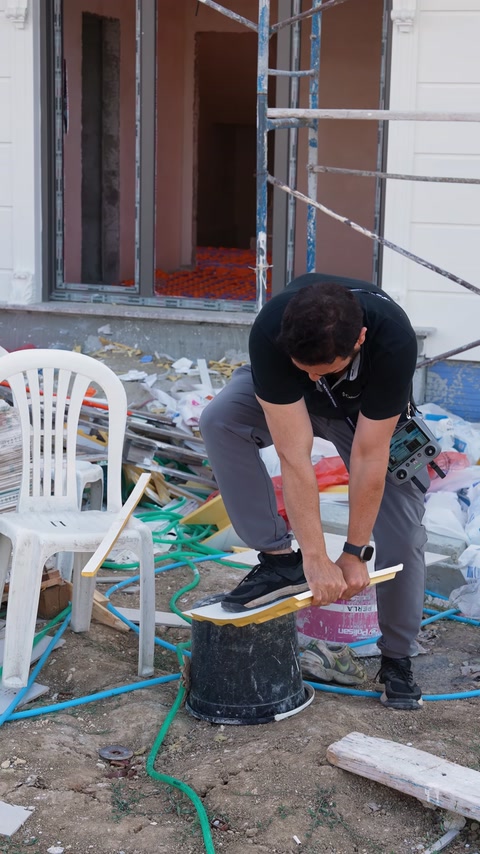 Prova di resistenza all'impatto eseguita su pezzo di profilo in poliuretano con martello