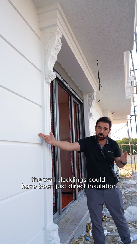Linee di giunzione dei rivestimenti murali in poliuretano orizzontale sulla facciata