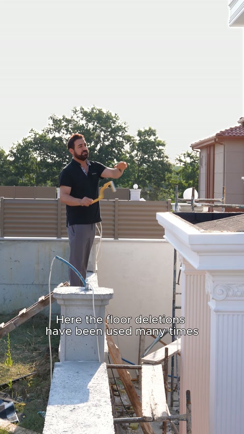 The presenter points to the completed terrace molding surface with his hand.
