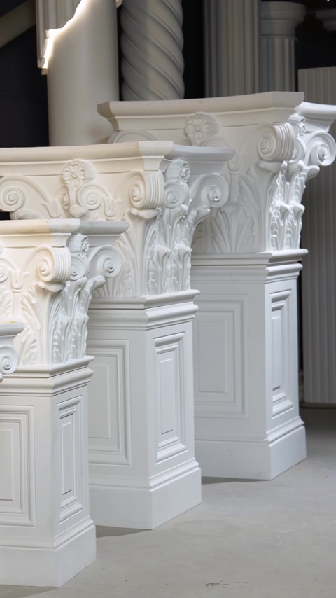Risaltano i dettagli raffinati dei capitelli per colonne con ornamenti vegetali.
