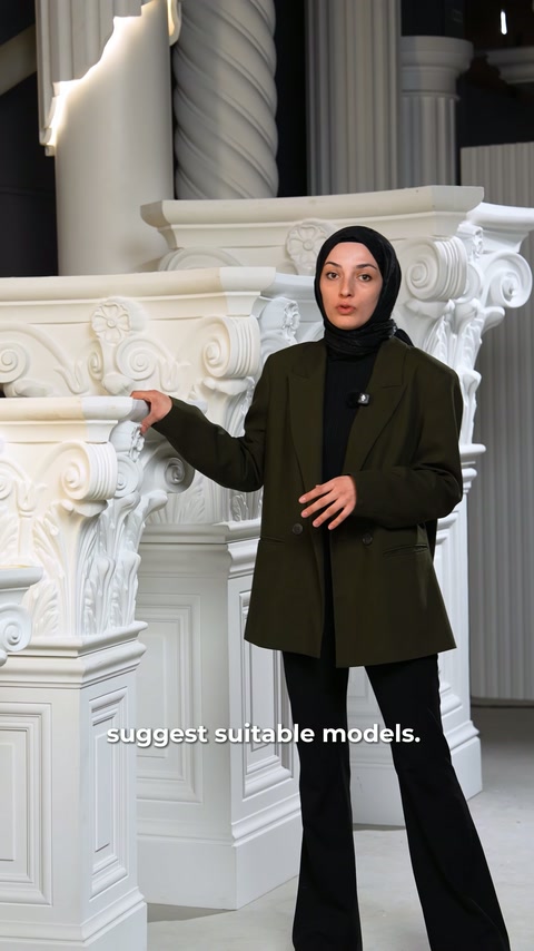 Sunucu, sarmal motifli büyük başlığın yanında ürünleri tanıtmaya devam ediyor.