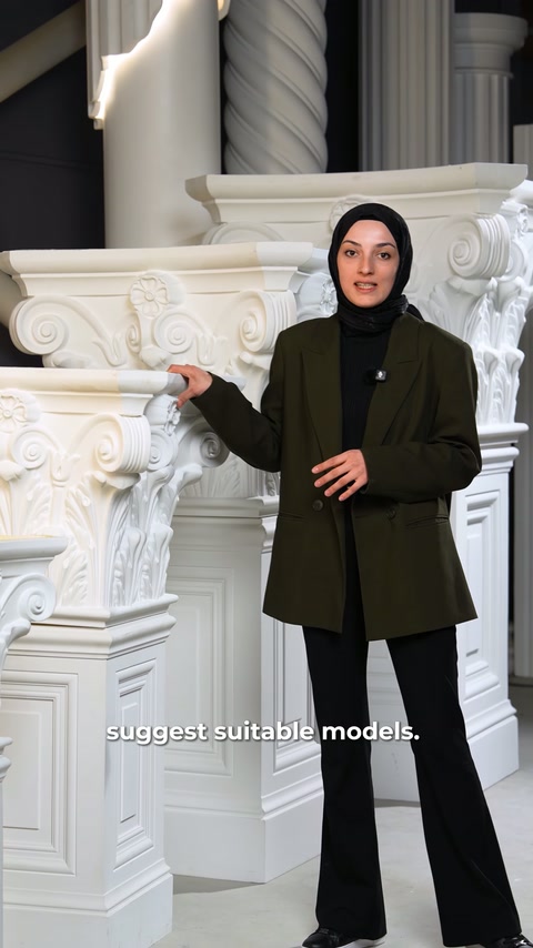Sunucu, dekoratif başlık sırasının önünde konuşarak modelleri sunuyor.