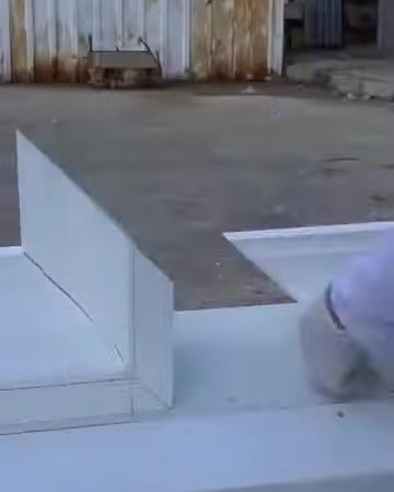 Taglio e installazione in facciata esterna di cornici per finestre in poliuretano