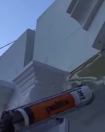 L'adesivo di montaggio viene applicato sulla superficie del giunto della cornice sulla facciata esterna