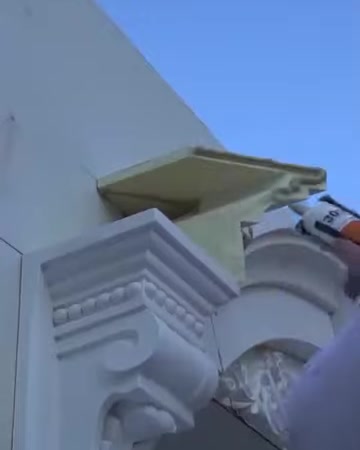 La cornice decorativa della facciata esterna è visibile completa sull'angolo dell'edificio