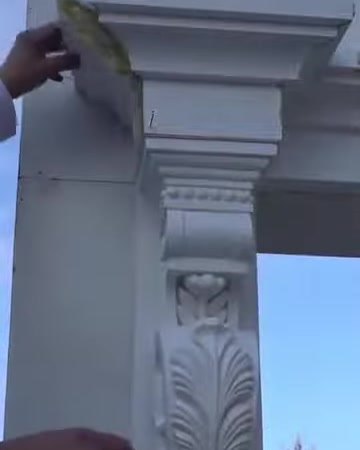 L'allineamento verticale del bordo della cornice viene controllato con un utensile manuale